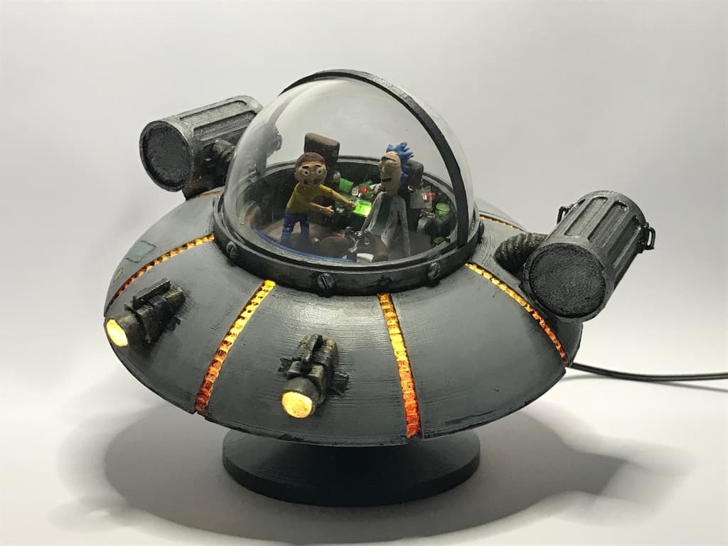 Летающая машина Рика и Морти своими руками со светодиодными фонарями!