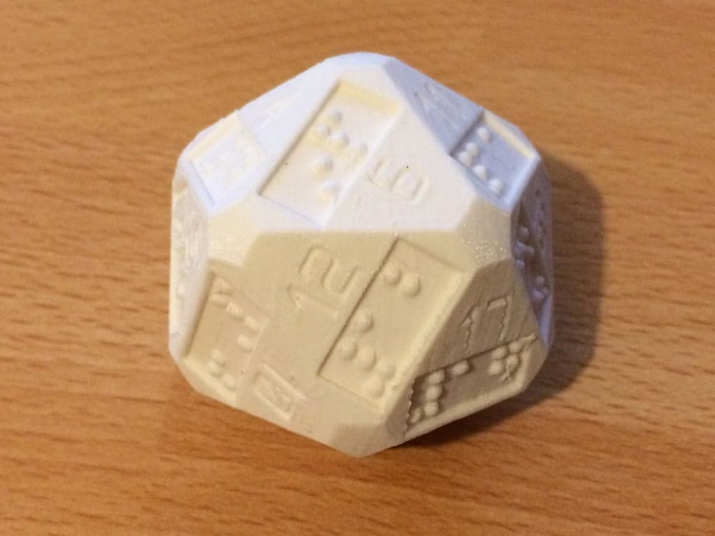 D20 (20-гранные игральные кости) с дополнительными цифрами Брайля.